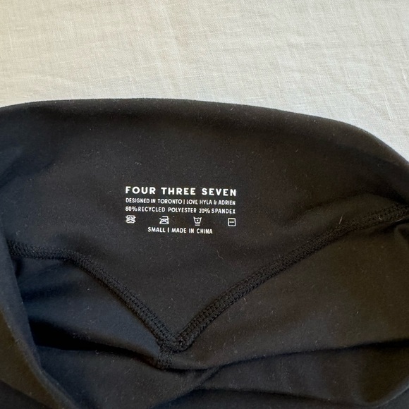 437 V leggings size small - Picture 2 of 4